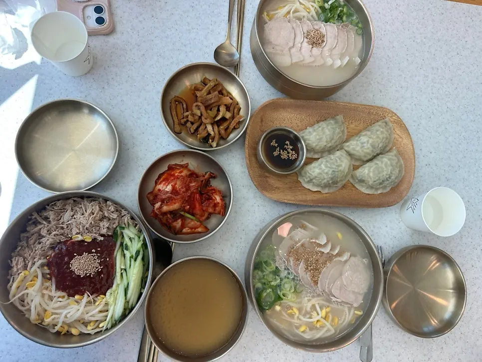 사골 고기국수와 동치미 비빔국수, 고기만두 상차림