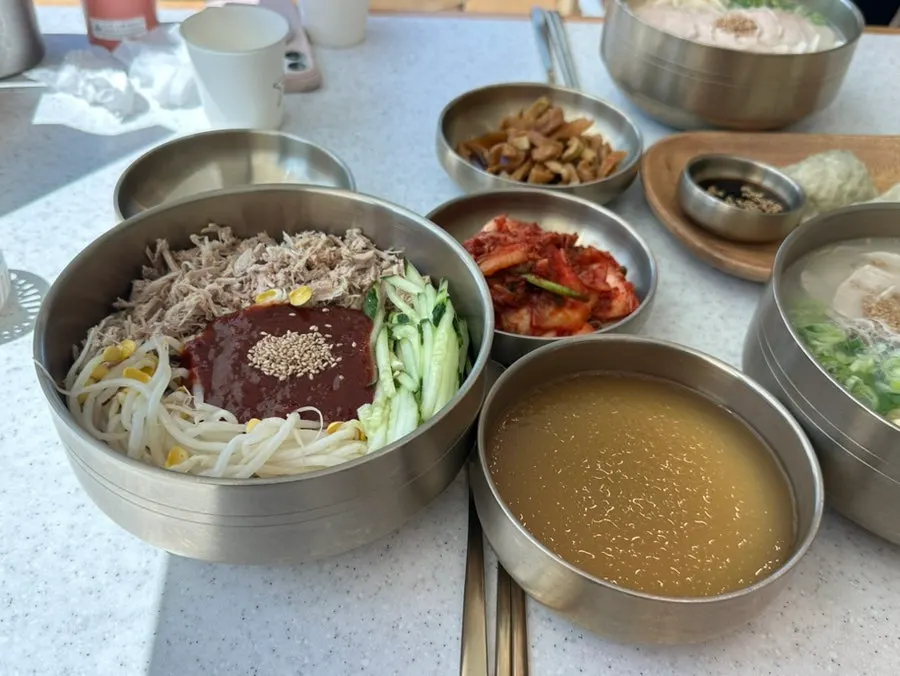 국수와 만두가 함께 놓인 테이블