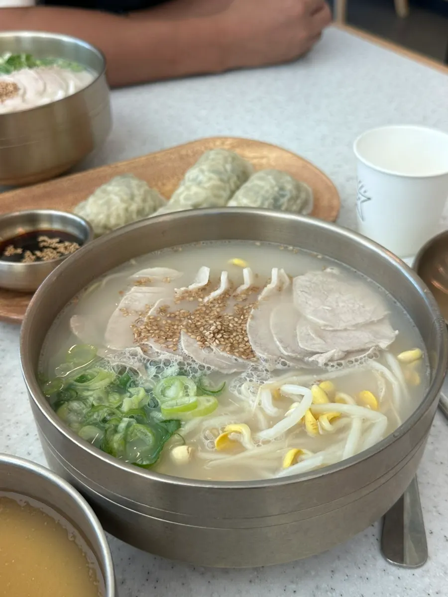 따로 나온 동치미 육수와 비빔국수