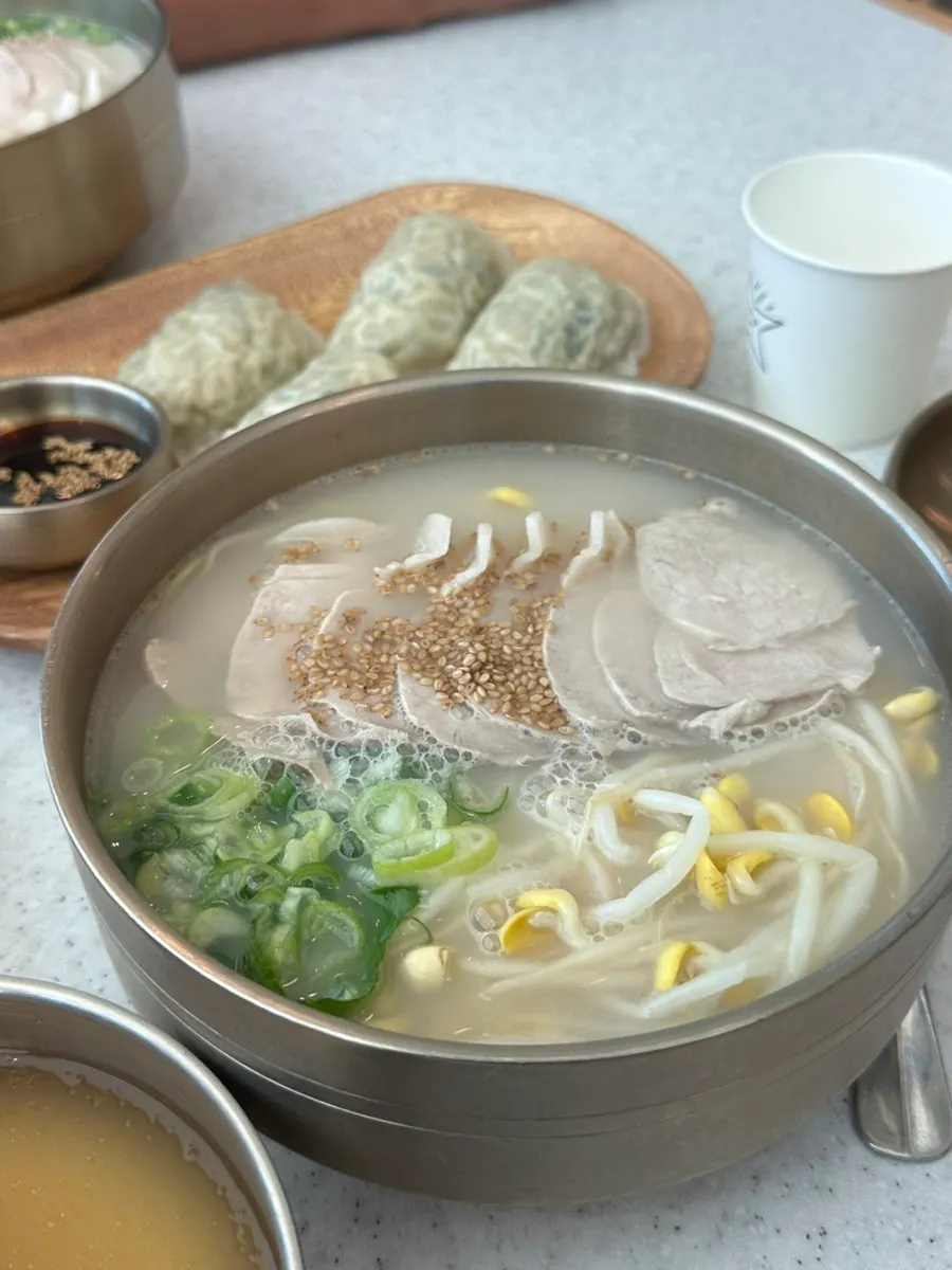 피가 얇고 소가 가득한 한담국수 고기만두