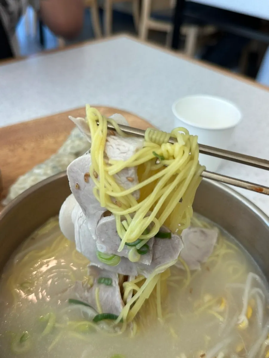 반으로 자른 고기만두 속
