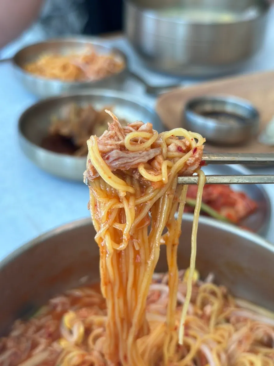 얇은 고기 올린 사골 고기국수 한 그릇