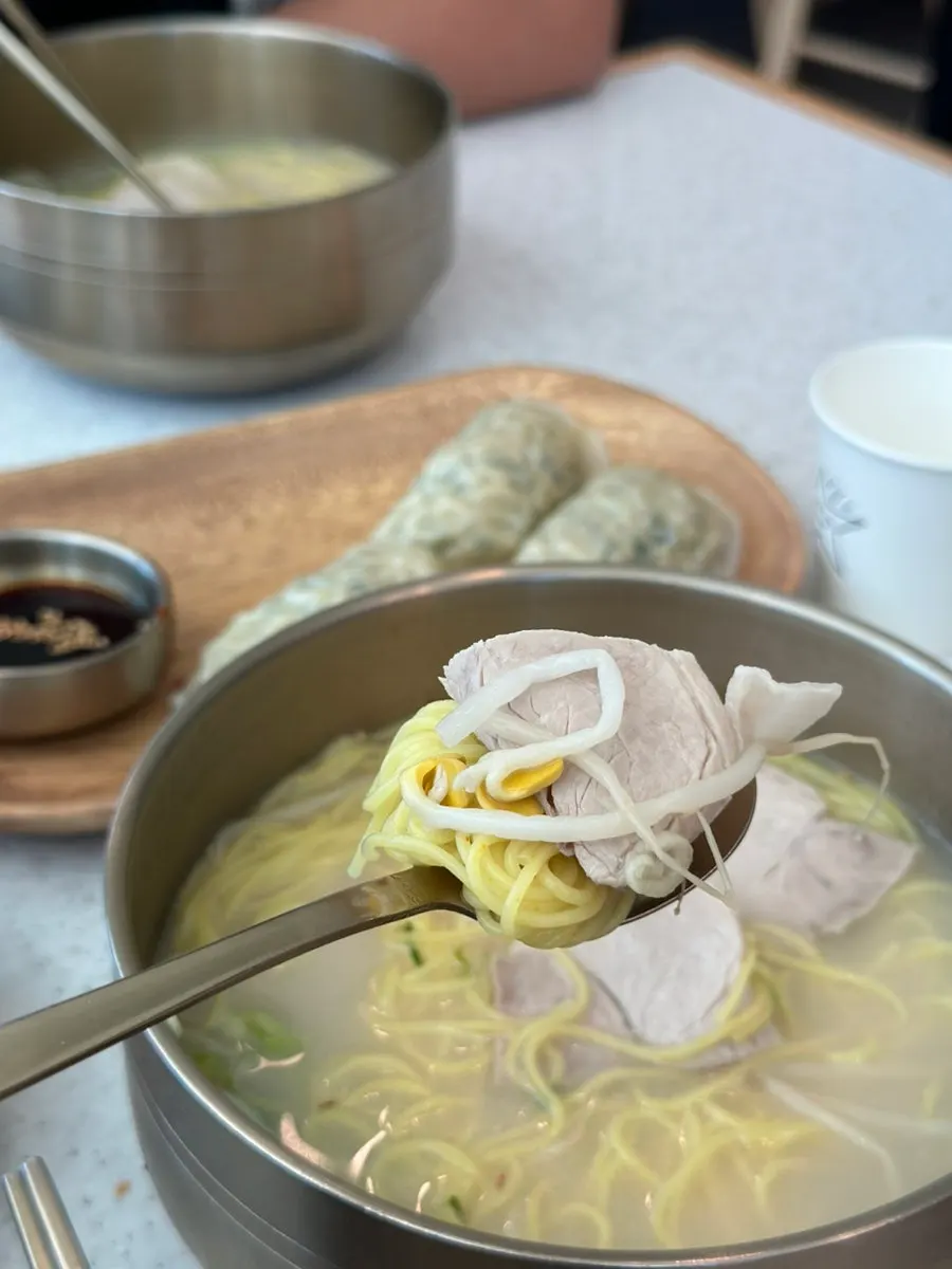 동치미 육수를 부어 비빈 동치미 비빔국수