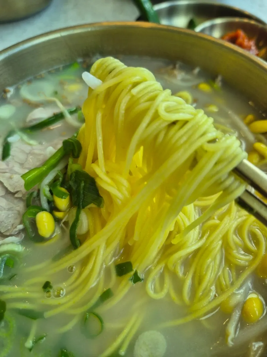 주문한 국수 세 그릇 상차림