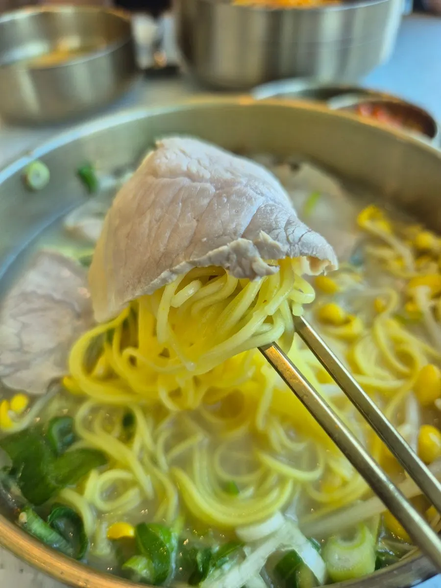 돼지고기가 올라간 사골 고기국수 클로즈업