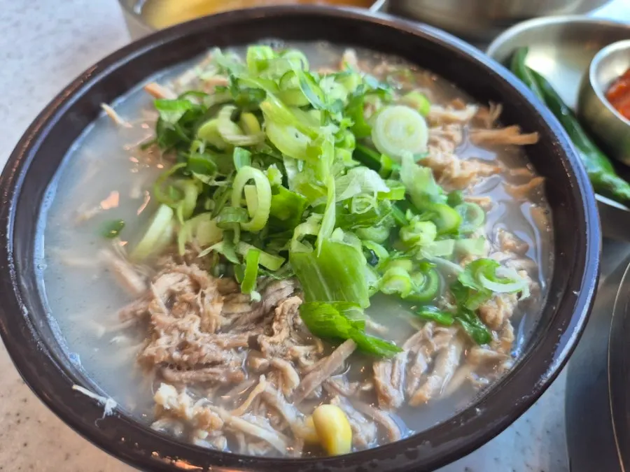 동치미 비빔국수와 함께 놓인 테이블