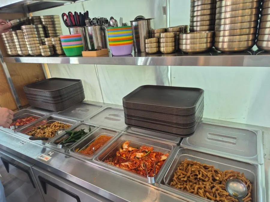 김치와 장아찌 밑반찬 접시