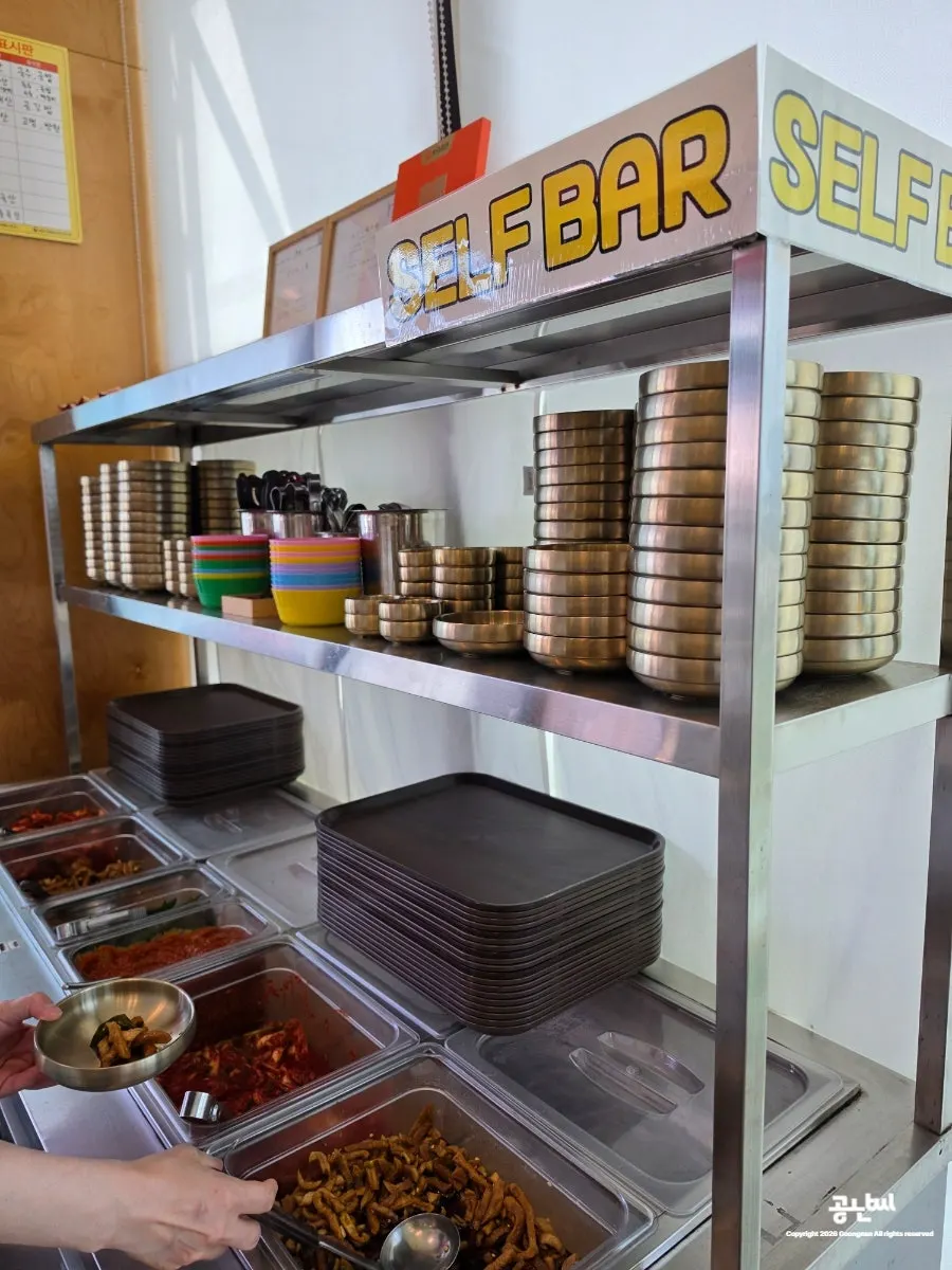 입구 쪽 SELF BAR 반찬 코너