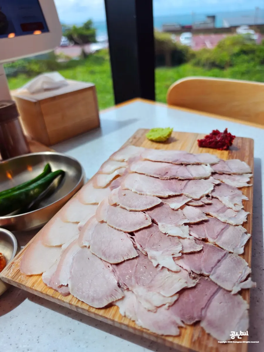접시에 담아온 셀프바 반찬