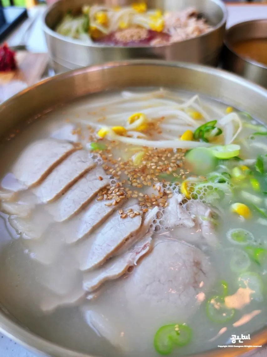 사골 고기국수 한 그릇 클로즈업