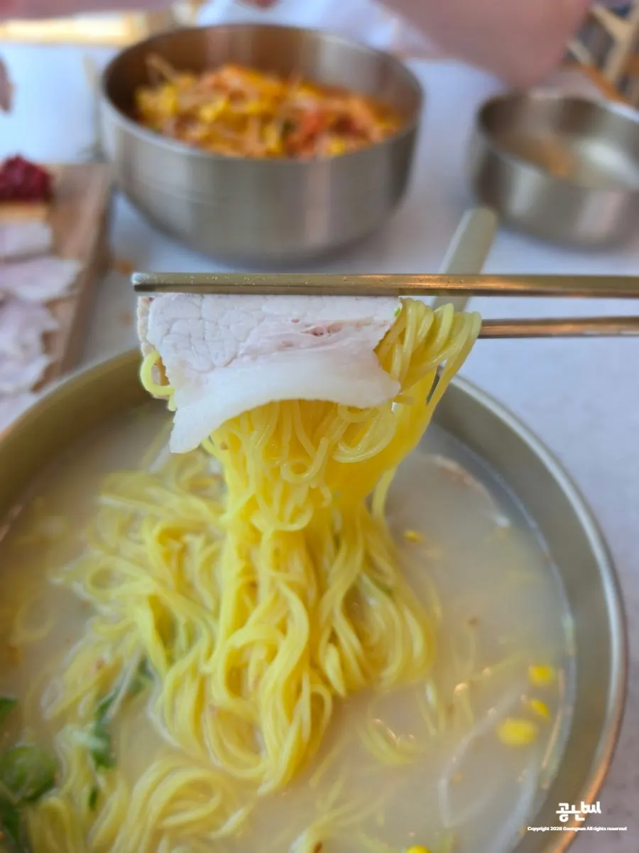 콩나물과 대파, 옥수수가 올라간 고기국수
