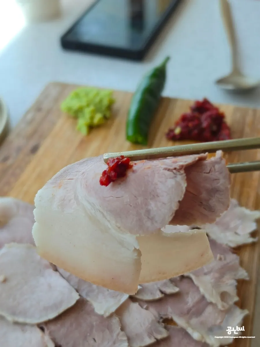 면을 들어 올린 한담국수 고기국수