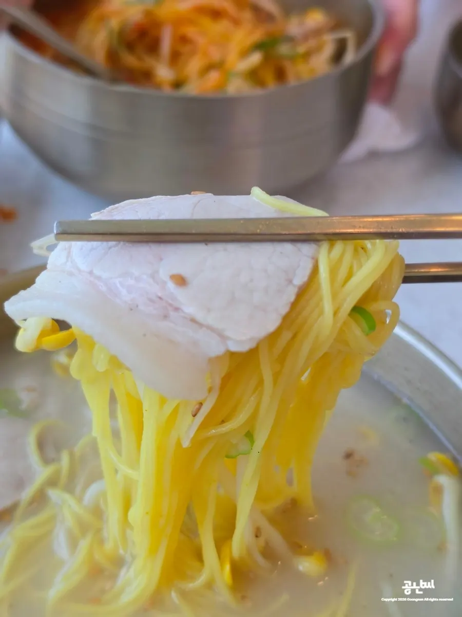 국수와 냉수육이 함께 놓인 테이블