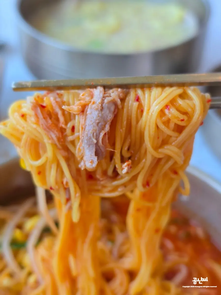창가 자리에서 바다를 배경으로 놓인 국수