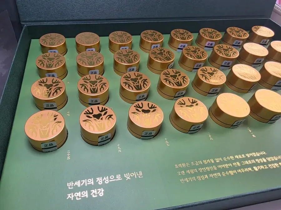 Opening the Hyoryeokhwan gift box