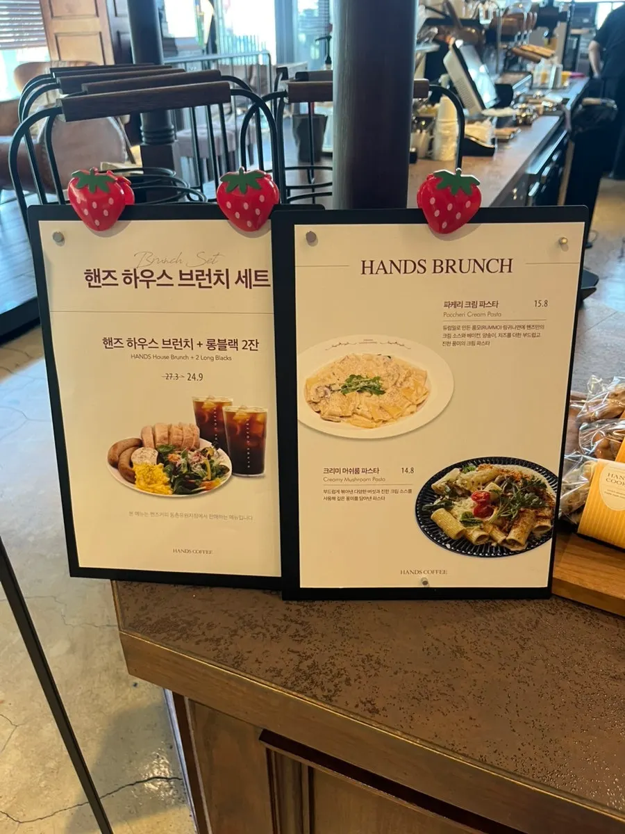앤틱하고 빈티지한 2층 카페 내부