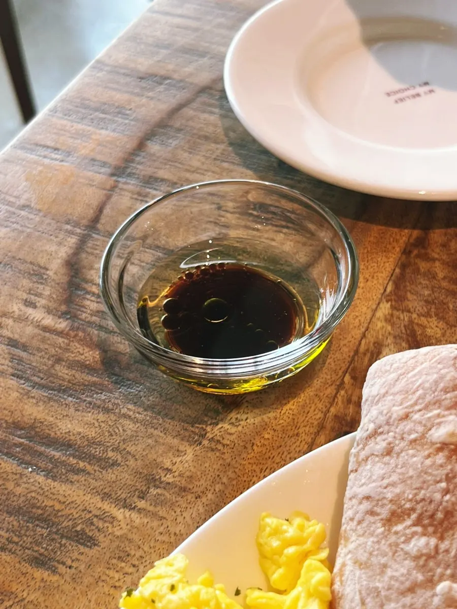 신선한 채소와 치아바타 빵 접시