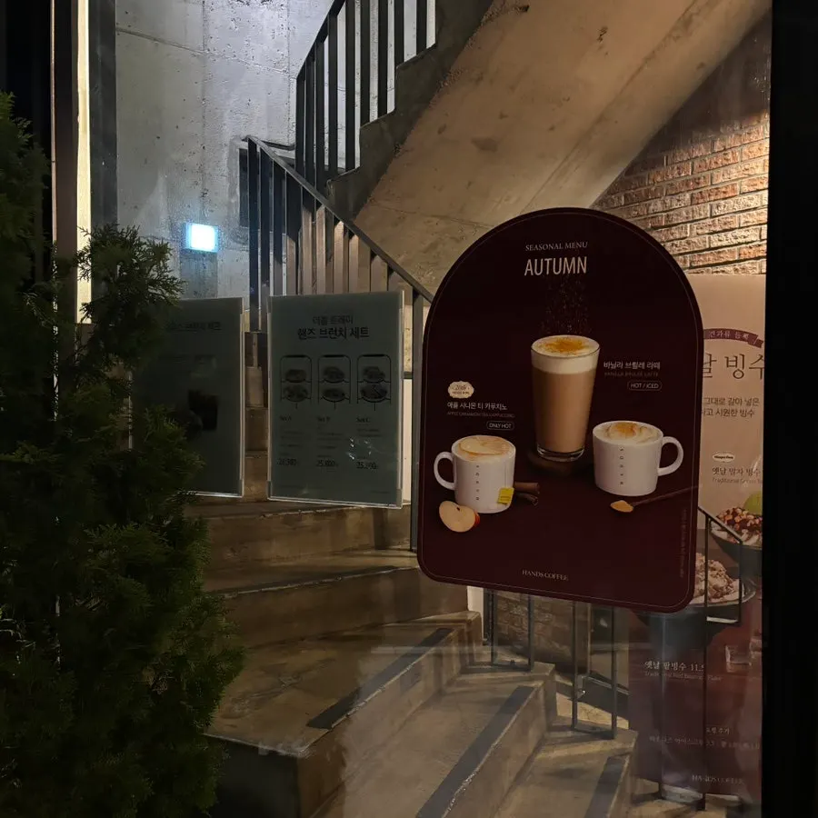 핸즈커피 동촌유원지점 우드 인테리어 내부