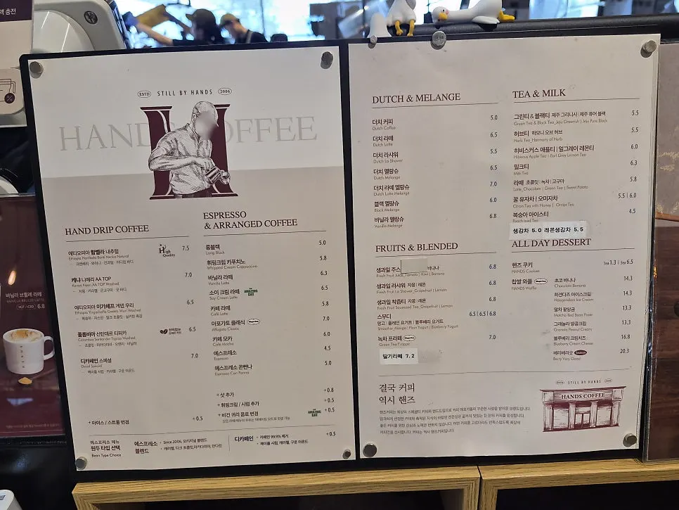2층 창밖으로 보이는 청량한 뷰