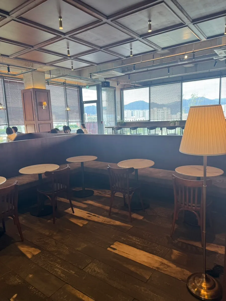 Order counter on the 2nd floor of Hands Coffee