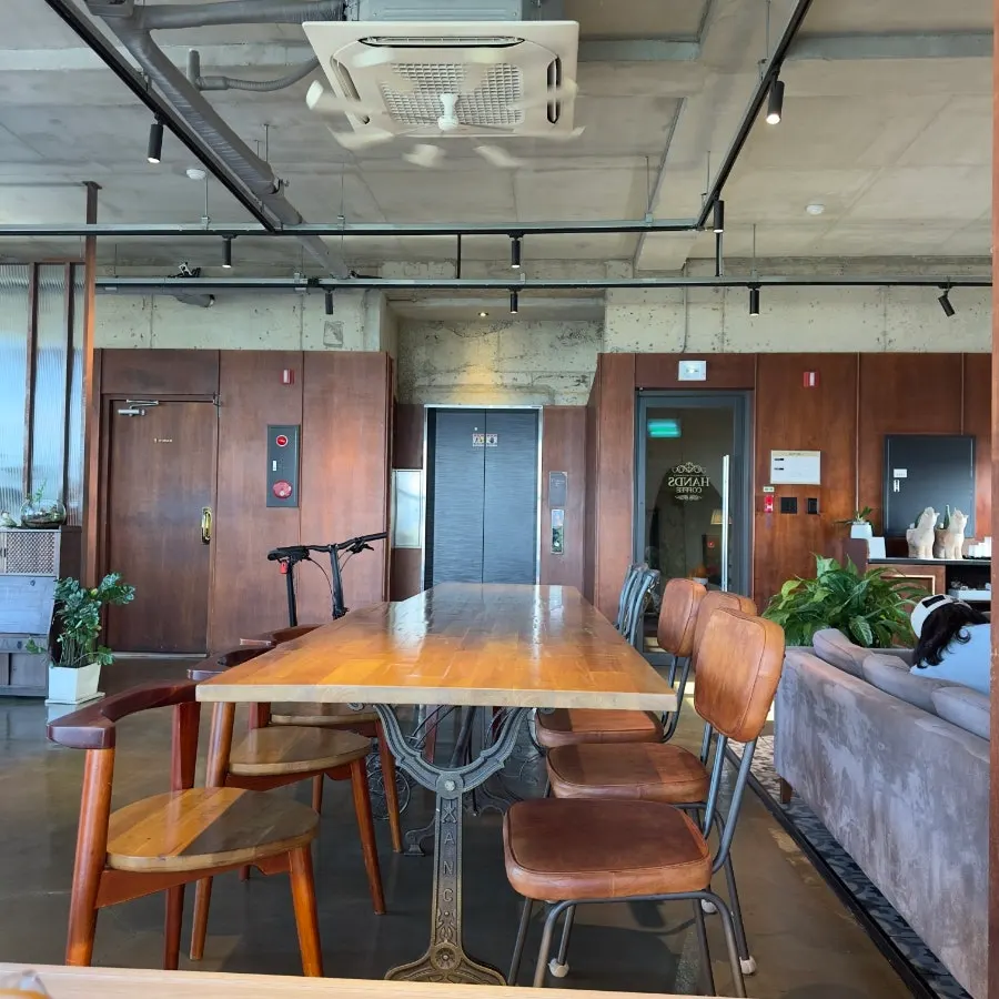Overview of tables on the 4th floor of Hands Coffee Dongchon Resort Branch