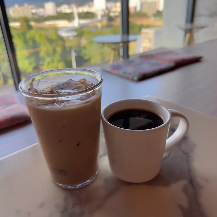 Iced vanilla latte and cheesecake