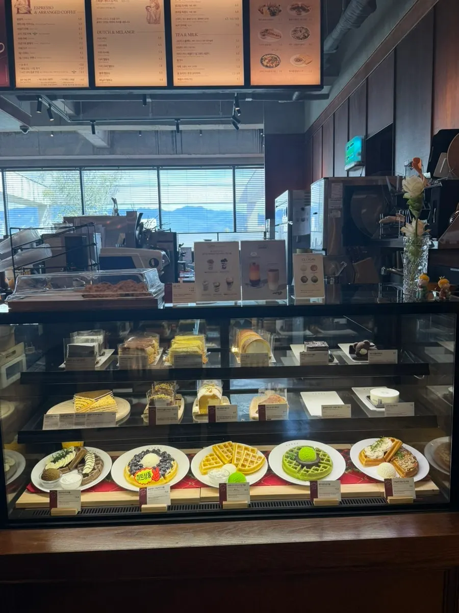 Wide open interior space of the café