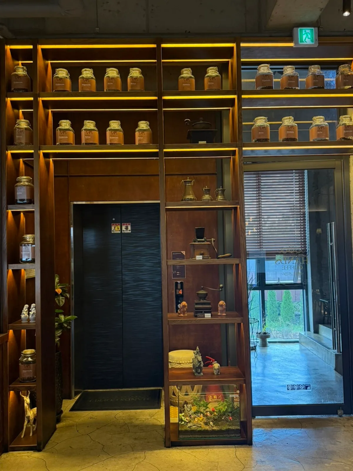 Grand interior view of Hands Coffee Dongchon Resort Branch