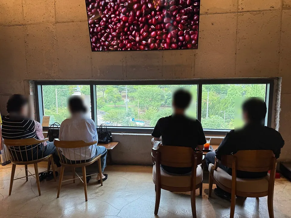 6인석과 소파 좌석이 있는 2층 좌석