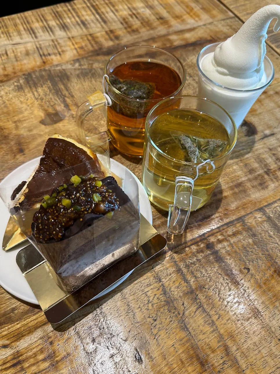 트레이에 담겨 나온 차와 디저트