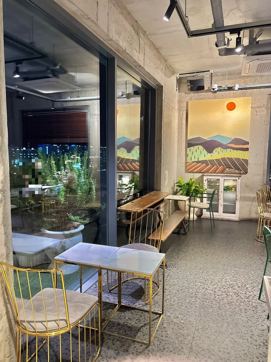 4th floor seating area at Hands Coffee Dongchon Resort Branch