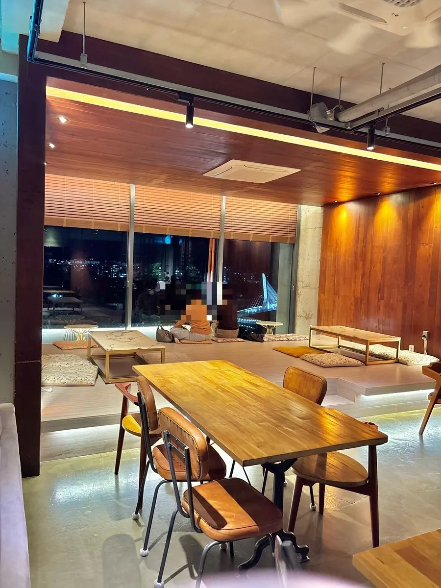 Passage leading up to the rooftop at Hands Coffee Dongchon Resort Branch
