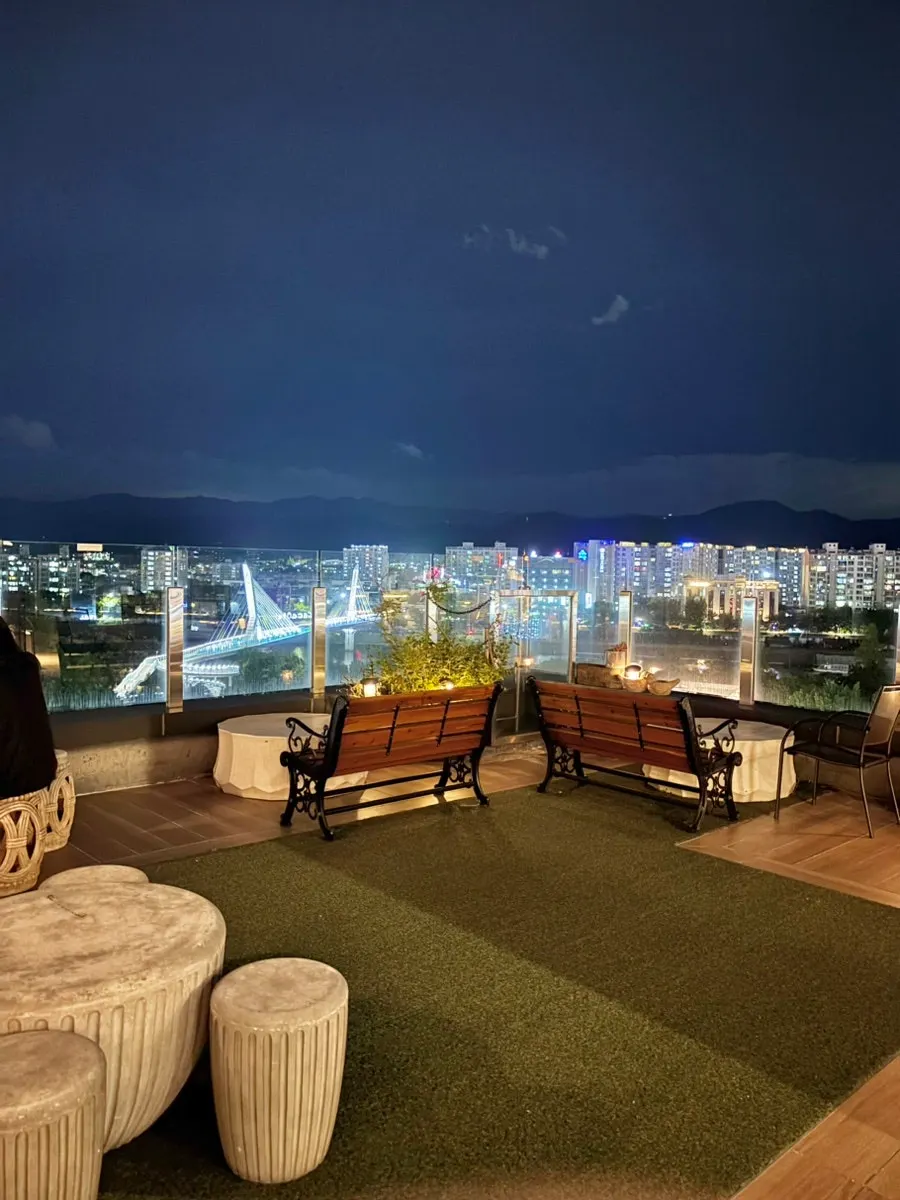 Open-view rooftop at Hands Coffee Dongchon Resort Branch