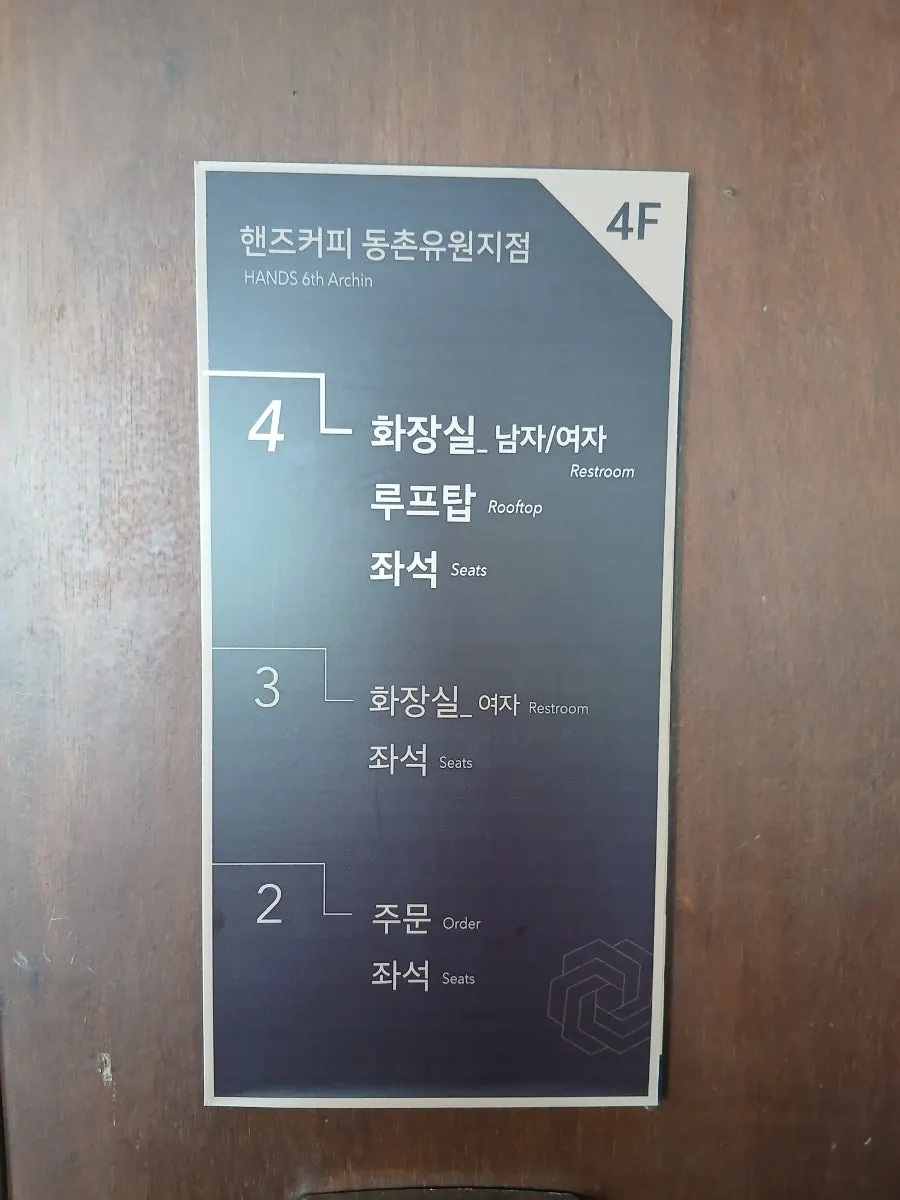 통창 앞 좌석과 강변 풍경