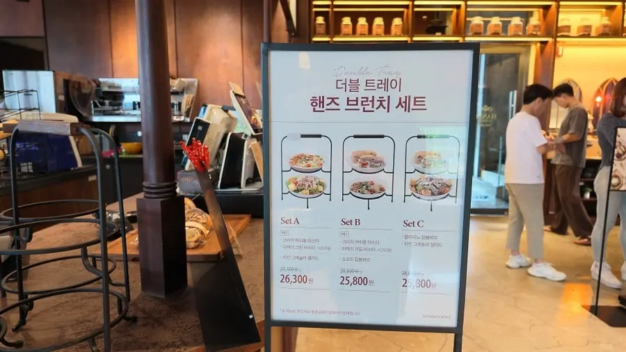 브런치 메뉴가 적힌 매장 메뉴판