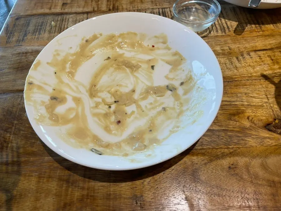거의 비워진 브런치 접시