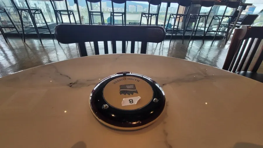 채광 좋은 핸즈커피 3층 좌석