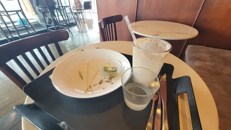 창가 테이블 위 자몽 라샤워 잔