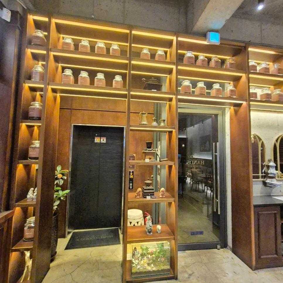 Night view through the floor-to-ceiling windows of Hands Coffee Dongchon Resort Branch