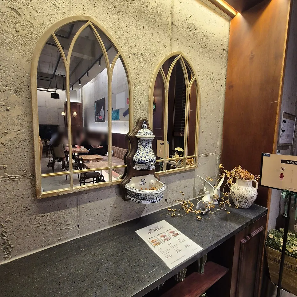 The 2nd floor ordering area of Hands Coffee Dongchon Resort Branch