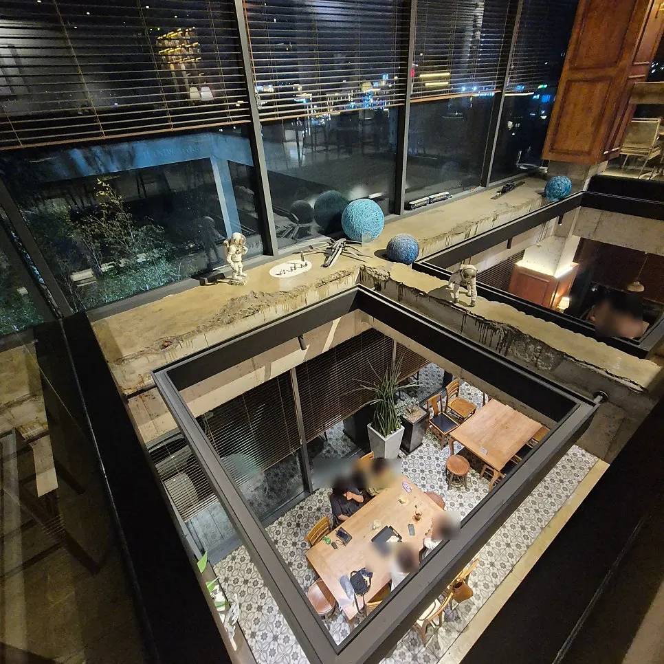 4th floor seating area with floor seating