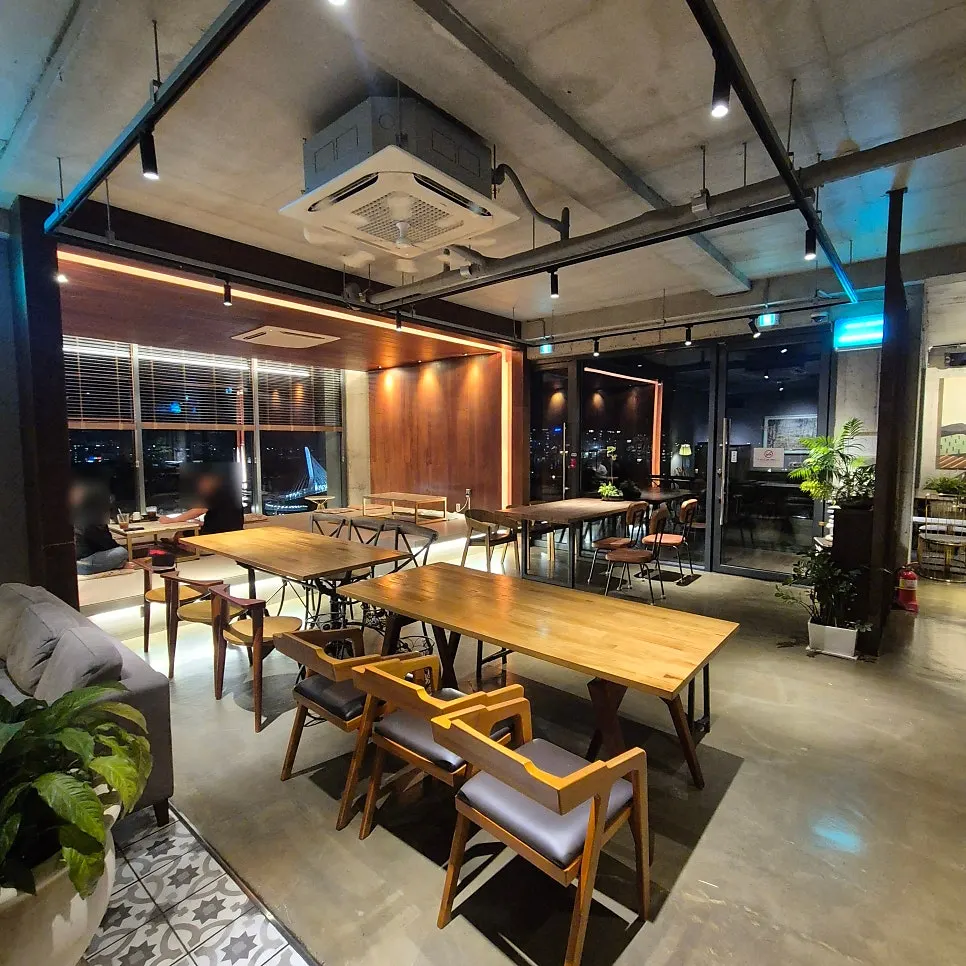 Interior with upscale decor and speakers