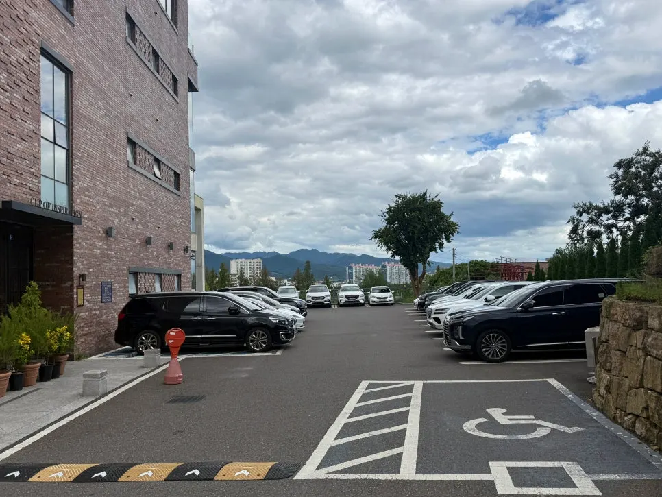 Parking space at the Hands Coffee Dongchon Resort Branch building