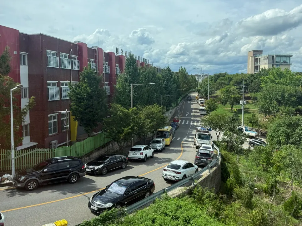 Roadside parking in front of the Hands Coffee Dongchon Resort Branch building