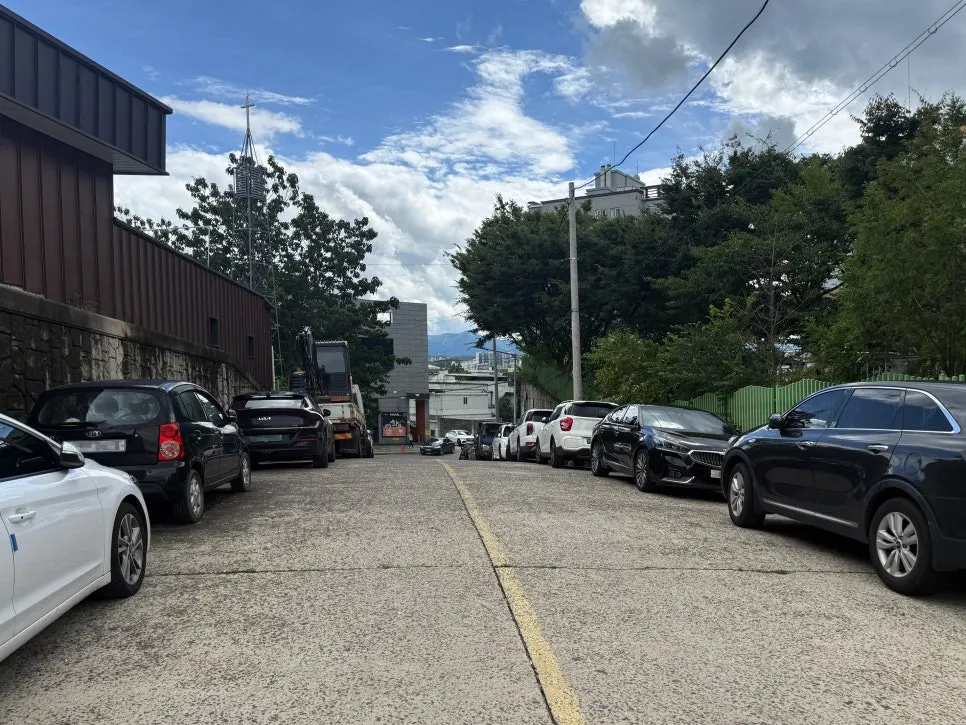 Entrance area leading into the café after parking