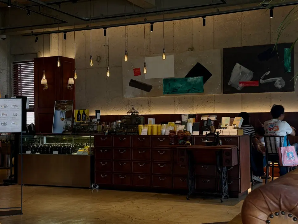 Display area with Dutch coffee and merchandise