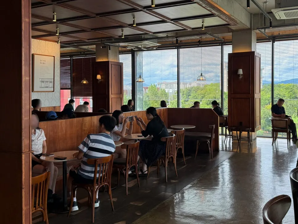 Window seats on the 3rd floor overlooking the Geumho River