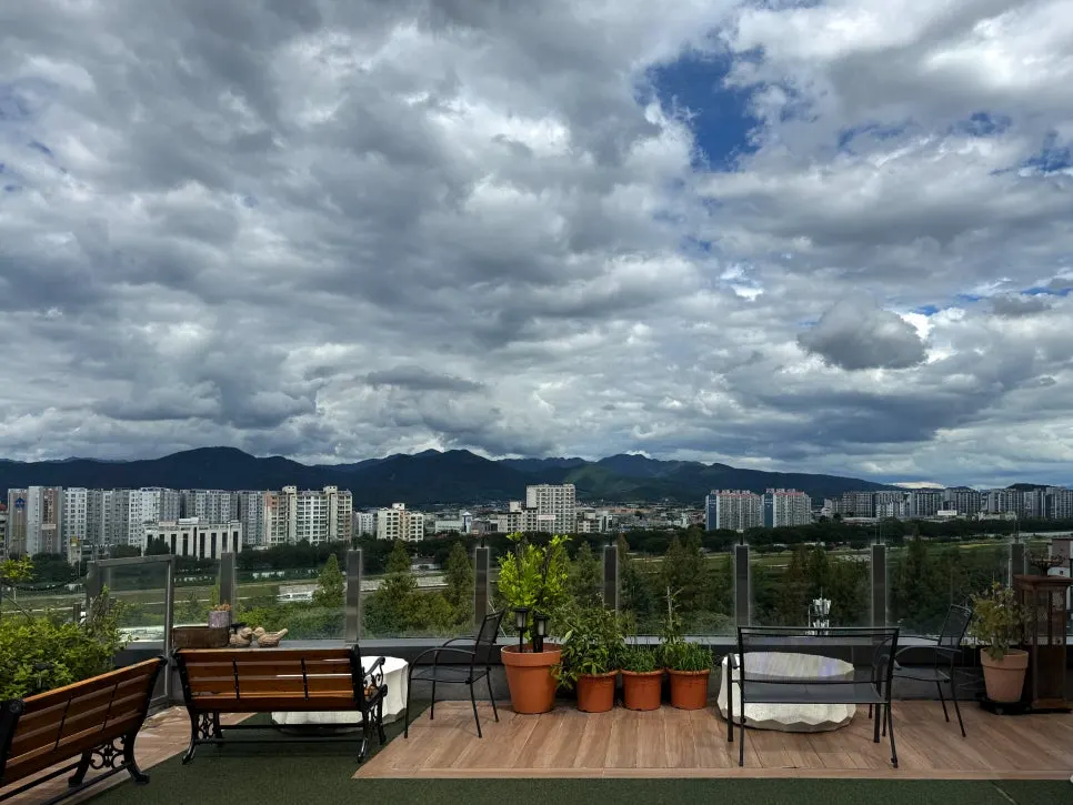 View of Dongchon Resort and the Geumho River from the 4th floor