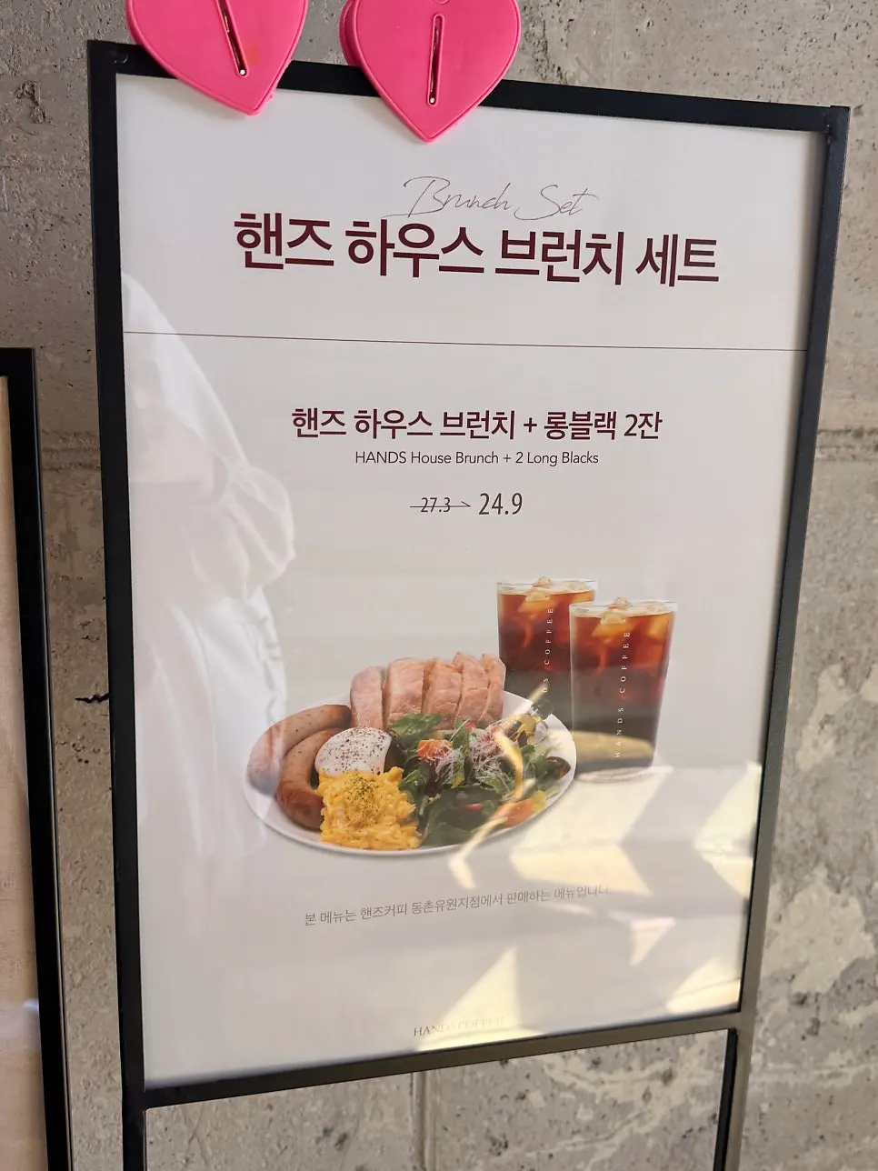 여유로운 좌석 간격의 카페 내부