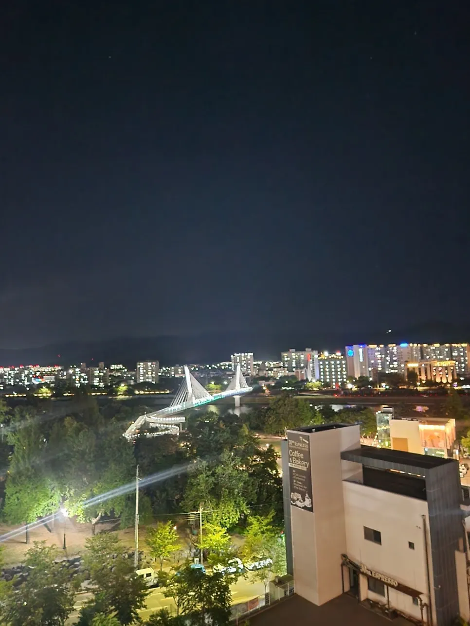 4층에서 내려다본 동촌유원지 야경